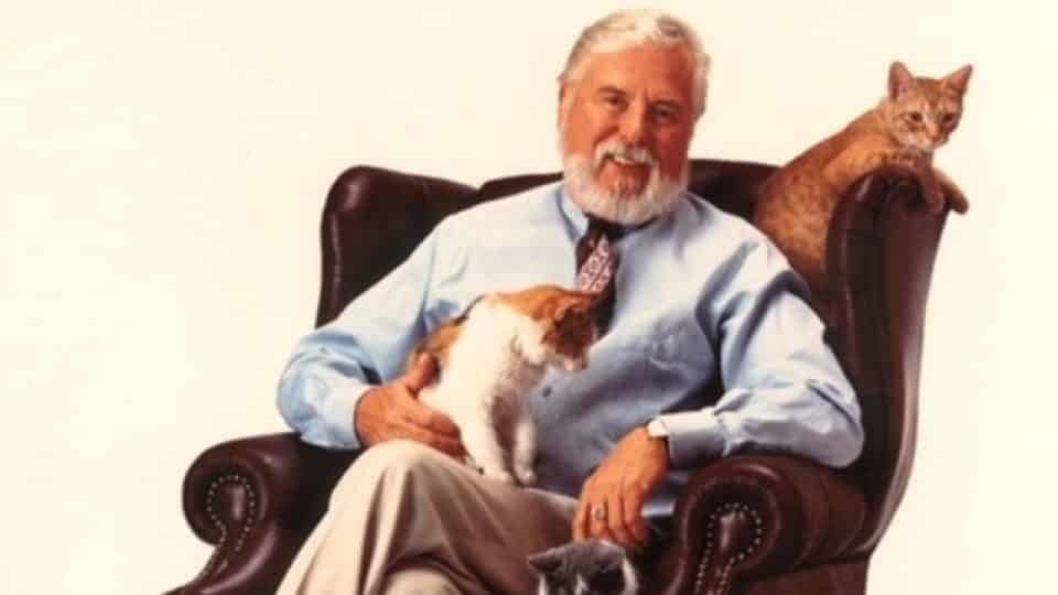 Edward Lowe, de uitvinder van kattenbakvulling, met drie katten
